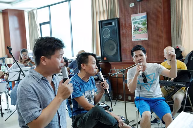 Vé "chợ đen" liveshow Trọng Tấn – Đăng Dương – Việt Hoàn lên tới 12 triệu đồng/cặp   ảnh 6 Vé "chợ đen" liveshow Trọng Tấn – Đăng Dương – Việt Hoàn lên tới 12 triệu đồng/cặp   ảnh 6