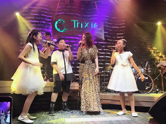 Thùy Vân Tik Tik Tak  "cháy" hết mình cùng học trò trong đêm nhạc thiện nguyện ảnh 2 Thùy Vân Tik Tik Tak  "cháy" hết mình cùng học trò trong đêm nhạc thiện nguyện ảnh 2