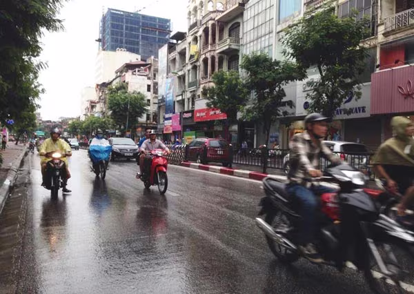 Mưa lớn đầu giờ sáng, nhiều tuyến phố bị ngập, người Hà Nội bì bõm tới công sở ảnh 8 Mưa lớn đầu giờ sáng, nhiều tuyến phố bị ngập, người Hà Nội bì bõm tới công sở ảnh 8