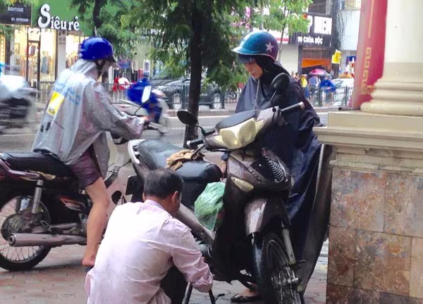 Mưa lớn đầu giờ sáng, nhiều tuyến phố bị ngập, người Hà Nội bì bõm tới công sở ảnh 6 Mưa lớn đầu giờ sáng, nhiều tuyến phố bị ngập, người Hà Nội bì bõm tới công sở ảnh 6