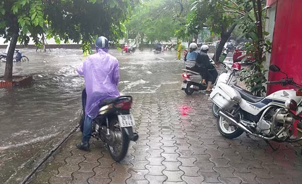 Bão số 2 gây mưa lớn, nhiều tuyến phố trung tâm Hà Nội lại ngập nặng ảnh 4 Bão số 2 gây mưa lớn, nhiều tuyến phố trung tâm Hà Nội lại ngập nặng ảnh 4