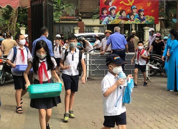 Gần 2 triệu học sinh Hà Nội chính thức trở lại trường học ảnh 1 Gần 2 triệu học sinh Hà Nội chính thức trở lại trường học ảnh 1