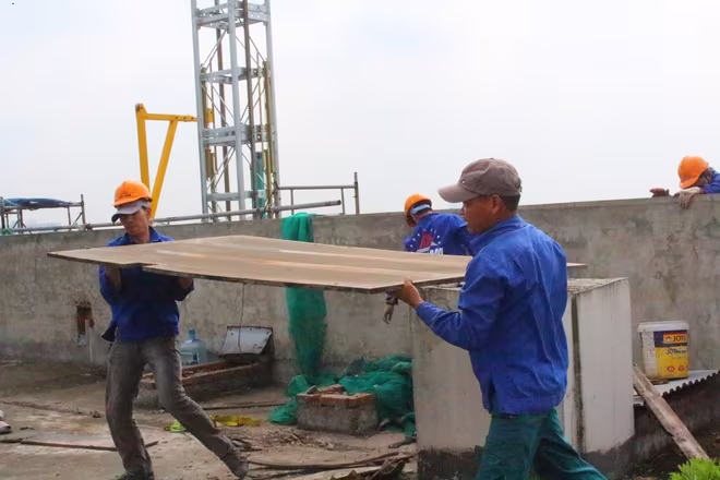 Công trình 8B Lê Trực: Phá dỡ tầng 18 trước để xem xét mức độ an toàn của công trình ảnh 1