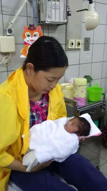 Trẻ được sinh ra từ bà mẹ 7 năm liền lọc máu đã xuất viện ảnh 2 Trẻ được sinh ra từ bà mẹ 7 năm liền lọc máu đã xuất viện ảnh 2