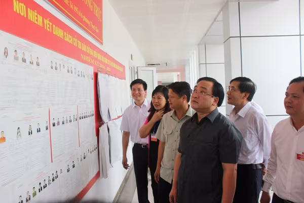 Bí thư Thành ủy Hoàng Trung Hải kiểm tra bầu cử tại Long Biên ảnh 3 Bí thư Thành ủy Hoàng Trung Hải kiểm tra bầu cử tại Long Biên ảnh 3