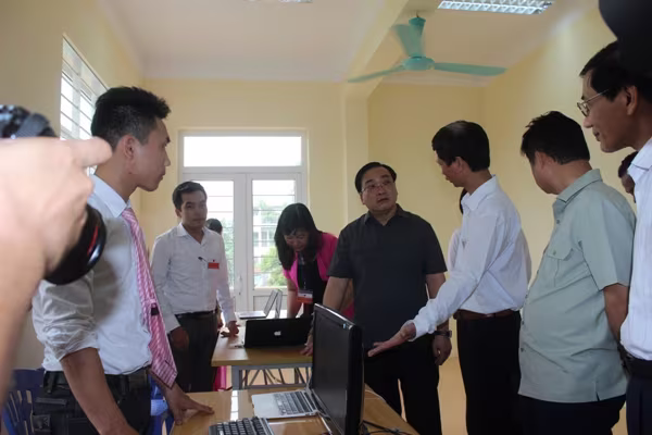 Bí thư Thành ủy Hoàng Trung Hải kiểm tra bầu cử tại Long Biên ảnh 4 Bí thư Thành ủy Hoàng Trung Hải kiểm tra bầu cử tại Long Biên ảnh 4