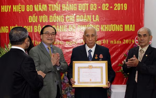 Bí thư Thành ủy Hà Nội trao Huy hiệu Đảng cho 2 đảng viên lão thành ảnh 1