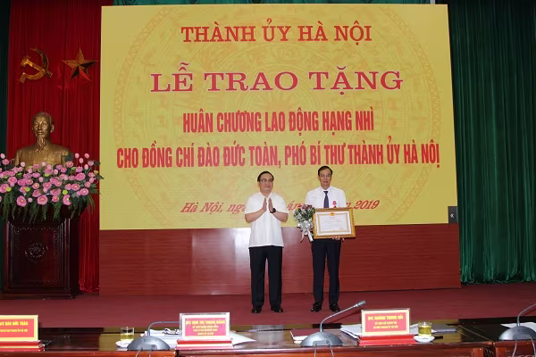 Phó Bí thư Thành ủy Hà Nội Đào Đức Toàn được tặng thưởng Huân chương Lao động hạng Nhì ảnh 1 Phó Bí thư Thành ủy Hà Nội Đào Đức Toàn được tặng thưởng Huân chương Lao động hạng Nhì ảnh 1
