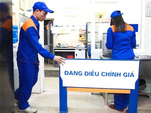 Giá xăng giảm mạnh kỷ lục, còn 17.880 đồng/lít ảnh 1 Giá xăng giảm mạnh kỷ lục, còn 17.880 đồng/lít ảnh 1