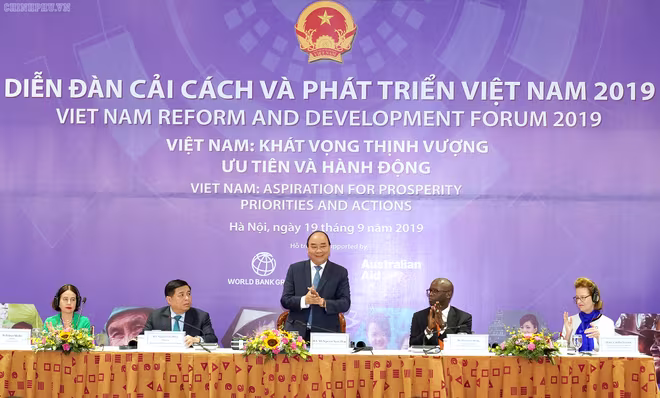 Thủ tướng Nguyễn Xuân Phúc: "Khó khăn không làm chúng tôi chùn bước" ảnh 1 Thủ tướng Nguyễn Xuân Phúc: "Khó khăn không làm chúng tôi chùn bước" ảnh 1