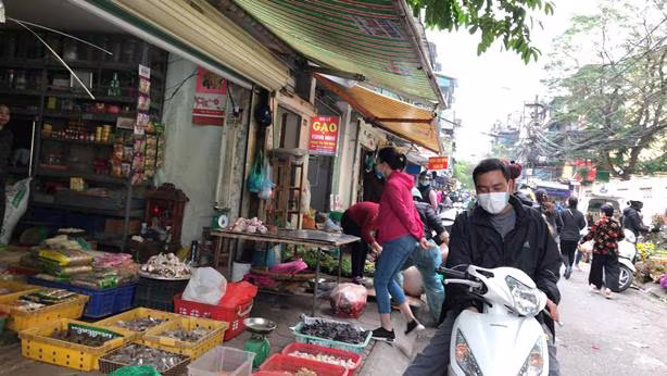 Hà Nội: Đảm bảo nguồn cung hàng tiêu dùng thiết yếu, người dân không cần tích trữ ảnh 1 Hà Nội: Đảm bảo nguồn cung hàng tiêu dùng thiết yếu, người dân không cần tích trữ ảnh 1