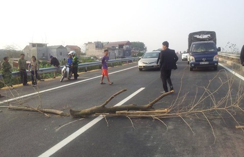 Dân lại chặn cao tốc Nội Bài- Lào Cai đòi... nợ ảnh 1 Dân lại chặn cao tốc Nội Bài- Lào Cai đòi... nợ ảnh 1