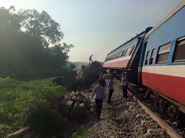 Cố tình vượt tàu hỏa, lái xe tải tử vong tại chỗ ảnh 1 Cố tình vượt tàu hỏa, lái xe tải tử vong tại chỗ ảnh 1