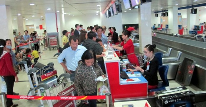 Sau chửi bới, hành khách đi máy bay tự đập đầu vào cửa kính ảnh 1 Sau chửi bới, hành khách đi máy bay tự đập đầu vào cửa kính ảnh 1