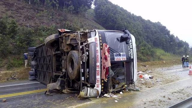Cao tốc Nội Bài- Lào Cai: Xe khách lật ngang, 1 người bị thương ảnh 1 Cao tốc Nội Bài- Lào Cai: Xe khách lật ngang, 1 người bị thương ảnh 1