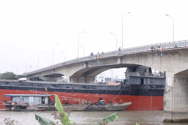 Mất 2 tháng để sửa chữa cầu An Thái bị tàu hàng đâm hư hỏng ảnh 1 Mất 2 tháng để sửa chữa cầu An Thái bị tàu hàng đâm hư hỏng ảnh 1