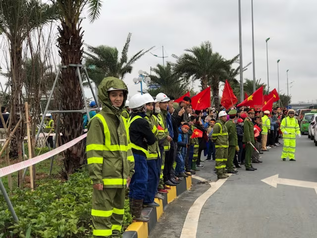 Đón U23 Việt Nam, nhiều người hâm mộ giẫm đạp lên cây xanh, thảm cỏ ảnh 2 Đón U23 Việt Nam, nhiều người hâm mộ giẫm đạp lên cây xanh, thảm cỏ ảnh 2