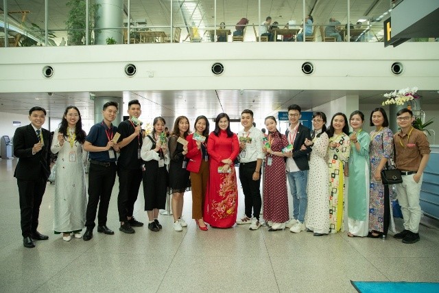 Lãnh đạo Vietjet tặng quà những hành khách đầu tiên của năm mới ảnh 1 Lãnh đạo Vietjet tặng quà những hành khách đầu tiên của năm mới ảnh 1