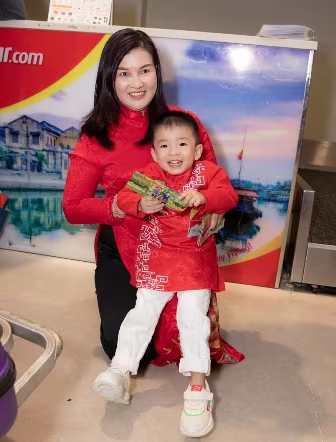 Lãnh đạo Vietjet tặng quà những hành khách đầu tiên của năm mới ảnh 4 Lãnh đạo Vietjet tặng quà những hành khách đầu tiên của năm mới ảnh 4