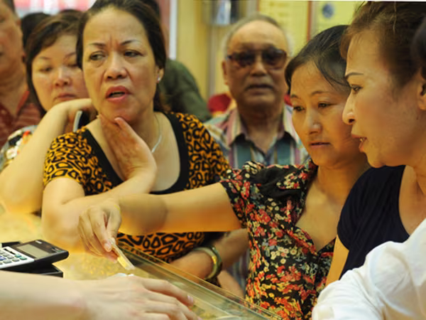 Giá vàng hôm nay (12-10): Tiến sát ngưỡng cản - 34 triệu đồng/lượng ảnh 1 Giá vàng hôm nay (12-10): Tiến sát ngưỡng cản - 34 triệu đồng/lượng ảnh 1