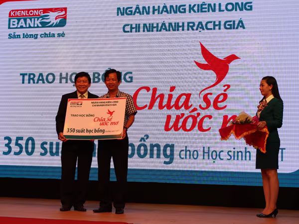 Ngân hàng Kiên Long trao tặng 5.350 suất học bổng "Chia sẻ ước mơ" ảnh 1