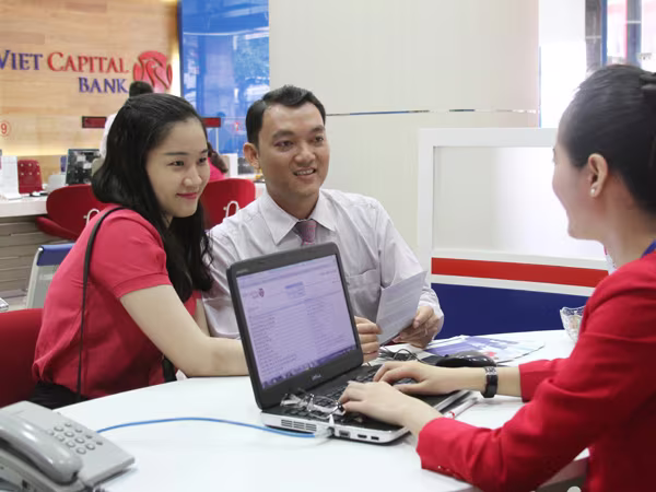 Viet Capital Bank lì xì cho khách gửi tiền ảnh 1
