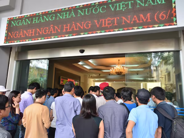 Rồng rắn xếp hàng mua tiền lưu niệm  ảnh 1