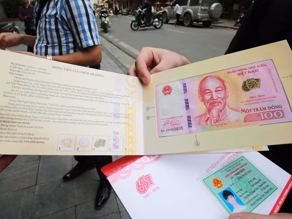 Rồng rắn xếp hàng mua tiền lưu niệm  ảnh 2