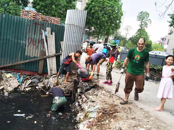 Ông Tây dọn cống truyền thông điệp xanh ảnh 1 Ông Tây dọn cống truyền thông điệp xanh ảnh 1