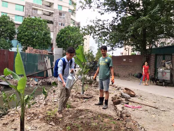 Ông Tây dọn cống truyền thông điệp xanh ảnh 2 Ông Tây dọn cống truyền thông điệp xanh ảnh 2