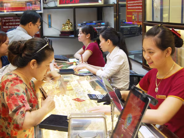 Đề xuất doanh nghiệp vay vàng trong dân không phải xin phép ảnh 1