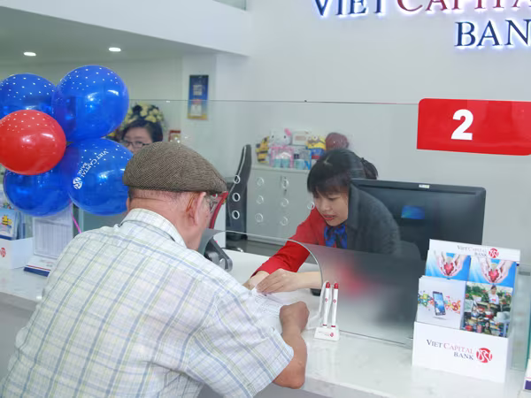 Ngân hàng ào ào tăng lãi suất, doanh nghiệp lo sốt vó ảnh 1 Ngân hàng ào ào tăng lãi suất, doanh nghiệp lo sốt vó ảnh 1