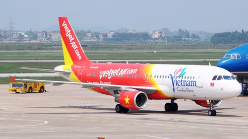 Máy bay Vietjet hạ cánh khẩn cấp xuống Nội Bài để cấp cứu hành khách ảnh 1 Máy bay Vietjet hạ cánh khẩn cấp xuống Nội Bài để cấp cứu hành khách ảnh 1