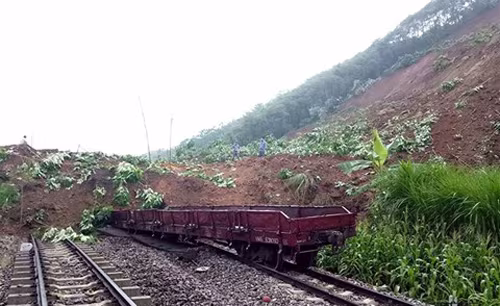 Dự kiến mất 4 ngày để khắc phục vụ sạt lở vùi lấp nhiều toa tàu ảnh 1 Dự kiến mất 4 ngày để khắc phục vụ sạt lở vùi lấp nhiều toa tàu ảnh 1
