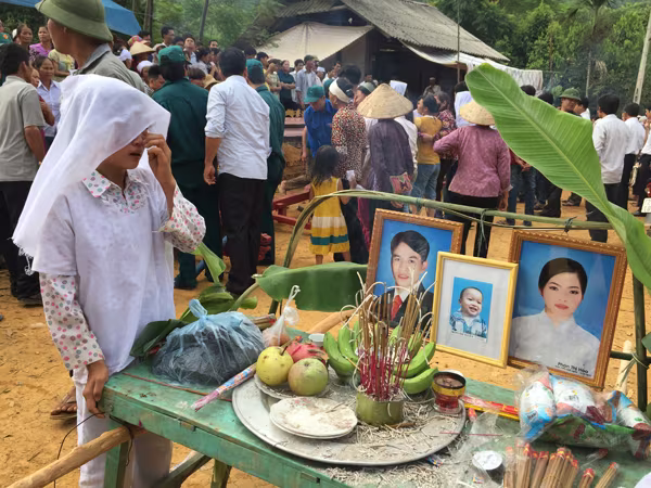 Đẫm nước mắt đám tang các nạn nhân bị sát hại ở Yên Bái ảnh 1