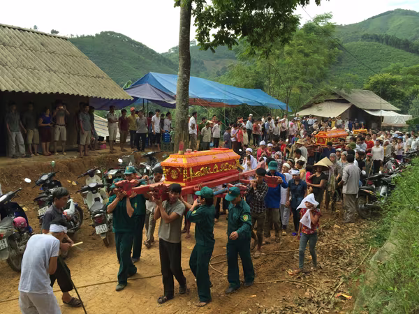 Đẫm nước mắt đám tang các nạn nhân bị sát hại ở Yên Bái ảnh 5