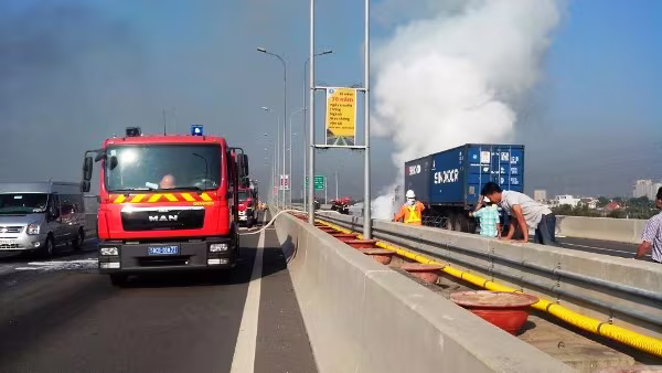 Xe đầu kéo bất ngờ bốc cháy trên cao tốc ảnh 1 Xe đầu kéo bất ngờ bốc cháy trên cao tốc ảnh 1