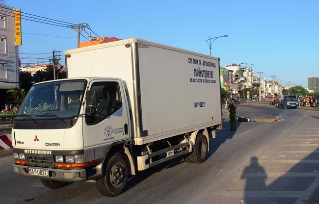 Trên đường đến nhà bạn chơi, 1 thanh niên bị xe tải cán chết ảnh 1