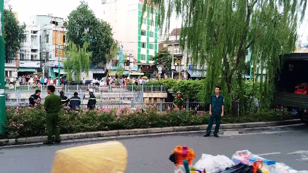 Hàng trăm người theo dõi vớt thi thể người đàn ông nhảy kênh ảnh 1 Hàng trăm người theo dõi vớt thi thể người đàn ông nhảy kênh ảnh 1