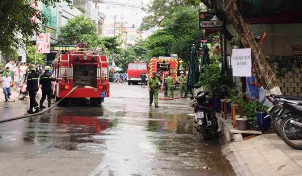 Nhiều người tháo chạy khi 5 bình gas trong quán ăn bốc cháy   ảnh 1 Nhiều người tháo chạy khi 5 bình gas trong quán ăn bốc cháy   ảnh 1