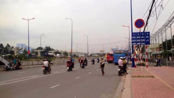 Truy xét 2 đối tượng dùng hung khí cướp xe trên phố   ảnh 1 Truy xét 2 đối tượng dùng hung khí cướp xe trên phố   ảnh 1