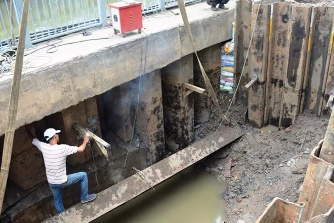 Hố "tử thần" khủng xuất hiện trên đường Trường Sa là do nhà thầu Trung Quốc ảnh 1 Hố "tử thần" khủng xuất hiện trên đường Trường Sa là do nhà thầu Trung Quốc ảnh 1