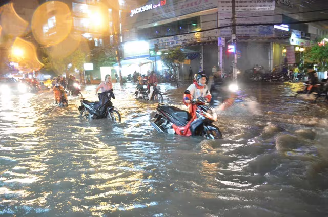 Thêm hình ảnh TP.HCM biến thành sông sau trận mưa lớn ảnh 4 Thêm hình ảnh TP.HCM biến thành sông sau trận mưa lớn ảnh 4