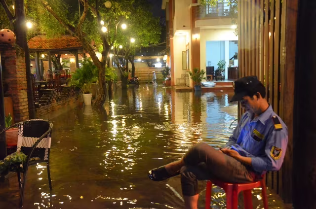 Thêm hình ảnh TP.HCM biến thành sông sau trận mưa lớn ảnh 8 Thêm hình ảnh TP.HCM biến thành sông sau trận mưa lớn ảnh 8