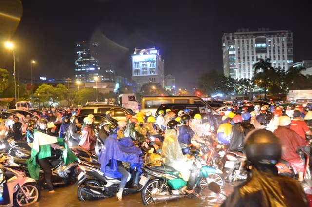 Thêm hình ảnh TP.HCM biến thành sông sau trận mưa lớn ảnh 5 Thêm hình ảnh TP.HCM biến thành sông sau trận mưa lớn ảnh 5