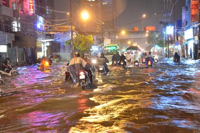Thêm hình ảnh TP.HCM biến thành sông sau trận mưa lớn ảnh 2 Thêm hình ảnh TP.HCM biến thành sông sau trận mưa lớn ảnh 2