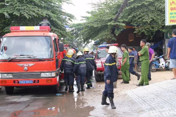 Khách sạn phát hỏa, Cảnh sát PCCC giải cứu 4 người ảnh 2 Khách sạn phát hỏa, Cảnh sát PCCC giải cứu 4 người ảnh 2