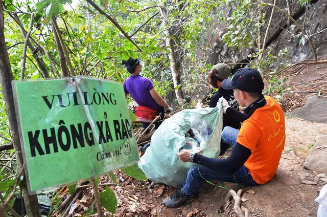 Hơn 400 phượt thủ mở chiến dịch "quét" rác trên núi Bà Đen ảnh 8 Hơn 400 phượt thủ mở chiến dịch "quét" rác trên núi Bà Đen ảnh 8