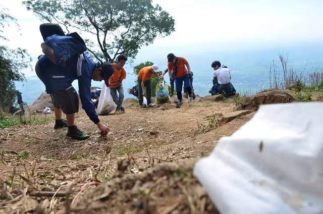 Hơn 400 phượt thủ mở chiến dịch "quét" rác trên núi Bà Đen ảnh 12 Hơn 400 phượt thủ mở chiến dịch "quét" rác trên núi Bà Đen ảnh 12