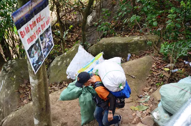 Hơn 400 phượt thủ mở chiến dịch "quét" rác trên núi Bà Đen ảnh 2 Hơn 400 phượt thủ mở chiến dịch "quét" rác trên núi Bà Đen ảnh 2